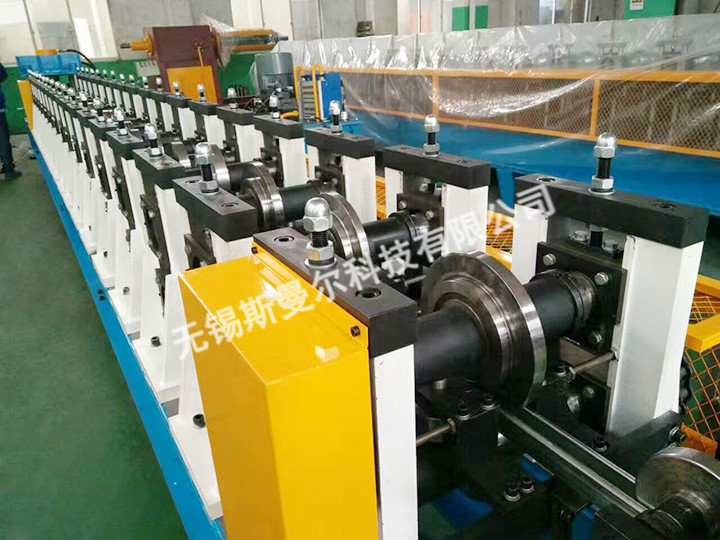 工業(yè)門吊軌成型機